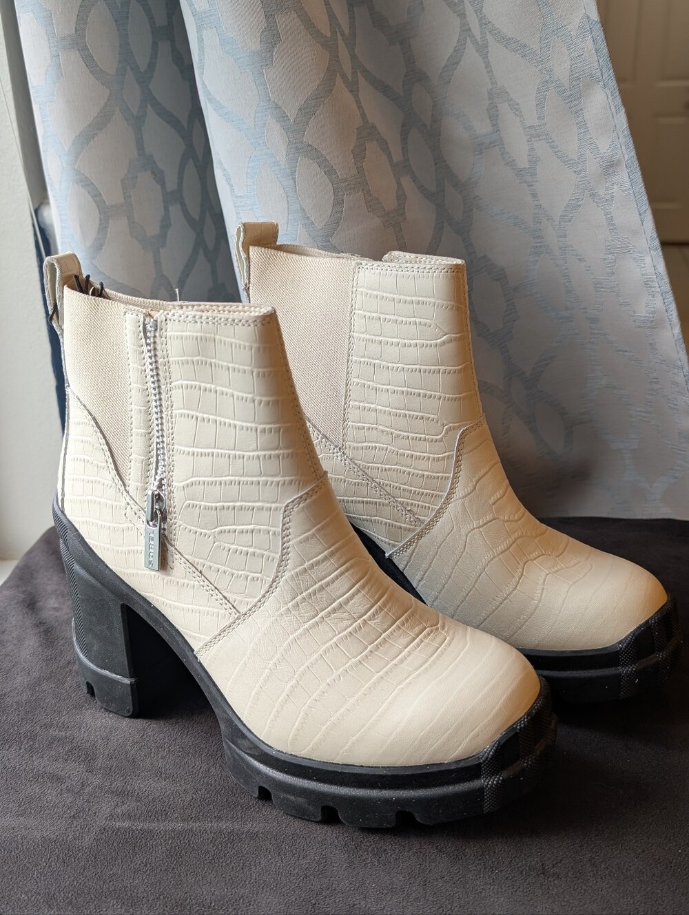 NWT Sorel Caribou X Heel Chelsea Chalk White Boots Size 9